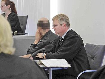 Der Beschuldigte (hier neben seinem Anwalt) wurde bereits kurz nach seiner Verhaftung in einer psychiatrischen Klinik untergebracht. Foto: chp