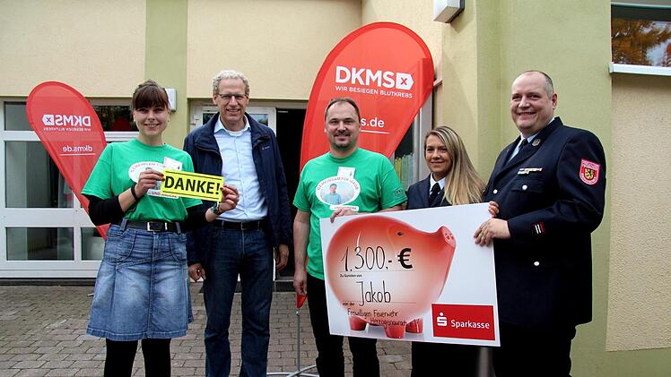 Carsten Hagen und Jasmin Gumbrecht übergeben den Scheck an Jakobs Vater, l. Christine Schieb und Bürgermeister Hacker.
