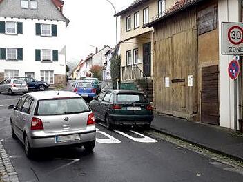 Manchmal geht es schon recht eng zu im Einmündungsbereich Frühlingstrasse/ Obertor. Nach eingehender Beratung der Erkenntnisse aus einer Verkehrsschau und auf Grund von Expertenmeinungen sah der Bad Brückenauer Stadtrat aber keine Notwendigkeit, an der bestehenden Parksituation etwas zu verändern. Rolf Pralle
