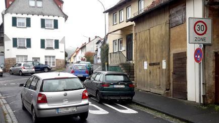 Manchmal geht es schon recht eng zu im Einmündungsbereich Frühlingstrasse/ Obertor. Nach eingehender Beratung der Erkenntnisse aus einer Verkehrsschau und auf Grund von Expertenmeinungen sah der Bad Brückenauer Stadtrat aber keine Notwendigkeit, an der bestehenden Parksituation etwas zu verändern. Rolf Pralle
