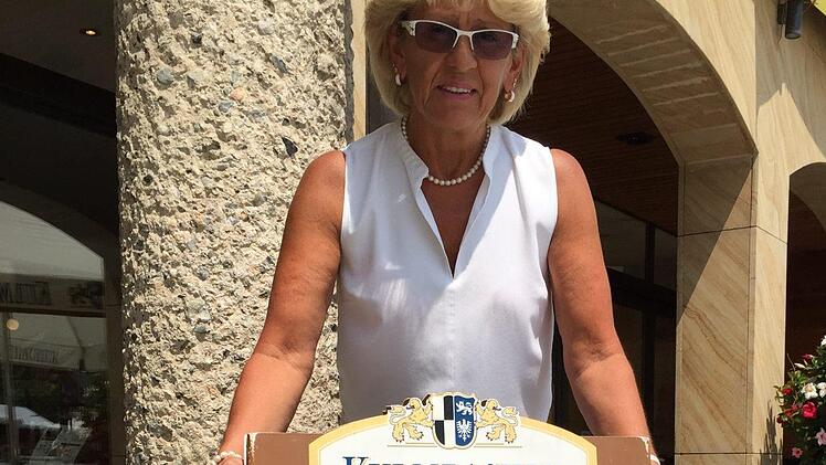 So begrüßt Editha Paetsch in ihrem Café "Petit Fours"  in der Webergasse ihre   Gäste. Nicht, weil sie besonders unfreundlich wären, sondern um auf den Fachkräftemangel aufmerksam zu machen.Stephan Tiroch