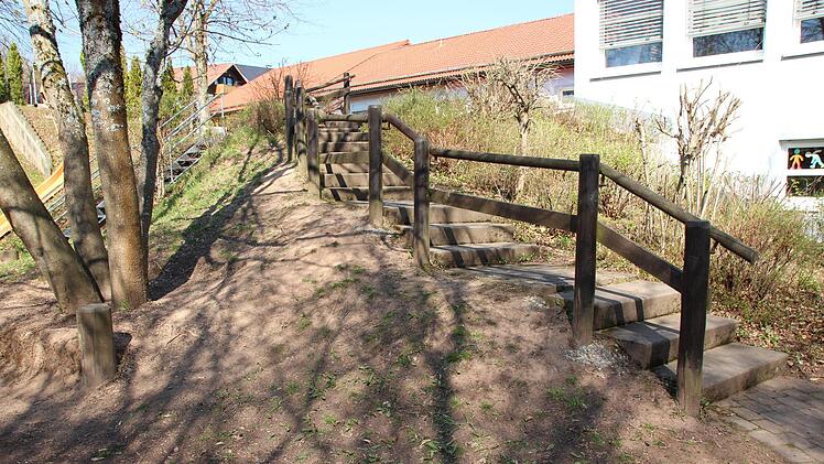 An der Treppe sieht man den Beton durch, hier solle Erde aufgeschüttet werden. Foto: Leonie Hauck
