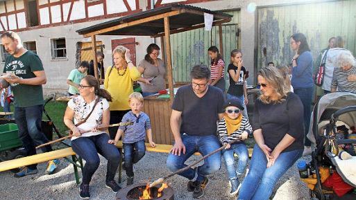 Kinder rösteten Stockbrot über dem offenen Feuer.