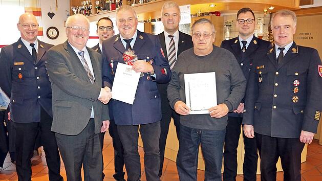 Einen F&uuml;hrungswechsel und Ehrungen gab es bei der Ebersdorfer Feuerwehr: Das Bild zeigt von links KBM Harald Meyer, stellvertretenden Landrat Bernd Steger, Julian Trautschold (kommissarischer Vorsitzender), Jubilar Rudolf Dressel (Ehrenzeichen in Gold, scheidender Vorsitzender), B&uuml;rgermeister Timo Ehrhardt, Jubilar Fritz S&ouml;llner (50 Jahre Mitgliedschaft), Kommandant Sebastian Thiem und KBR Joachim Ranzenberger. Foto: Heike Sch&uuml;lein