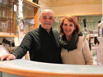 Themis und Karin Papadopoulos haben aus gesundheitlichen Gründen ihr Lokal "Im Abseits bei Themis" abgegeben.