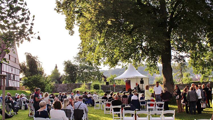 Das Gismo Graf Trio spielte im idyllischen Aschacher Schlosspark. Foto: Werner Vogel