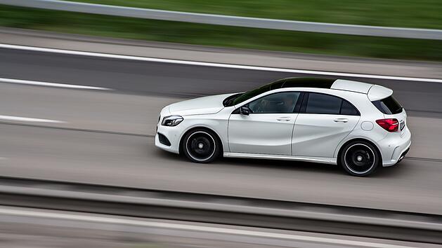 A3 bei Bogen: Autofahrer überholt Polizei mit 200 km/h auf Standstreifen