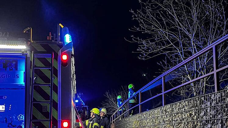 Baiersdorf: Gebüsch an Bahndamm in Brand - Zugverkehr musste zurückgehalten werden