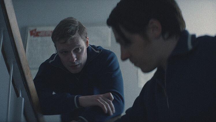 Der talentierte, aber impulsive Kosmonaut Sascha Polivanov (Solly McLeod, links) hat eine ganz besondere Beziehung zu seinem erfahrenen Kollegen Valya Markelov (Adam Nagaitis).