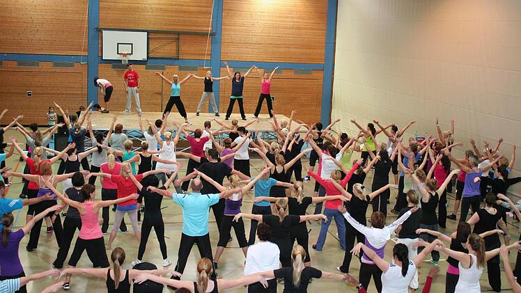 Beim Fitness-Tanz "Schumba" machten alle mit. Foto: Seeger