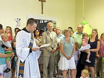Diakon Bruder Michael Krämer erbittet Gottes Segen für den neuen Kinderkrippenarum. Foto: Wolfgang Wimmel