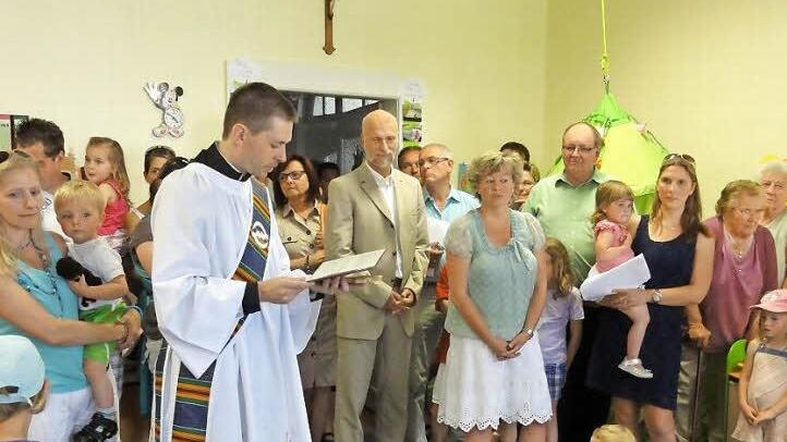 Diakon Bruder Michael Krämer erbittet Gottes Segen für den neuen Kinderkrippenarum. Foto: Wolfgang Wimmel