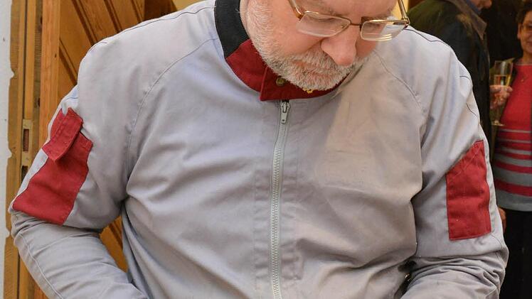 Robert Spötter an der Werkbank.