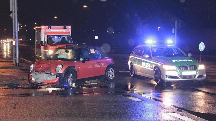 Am Mittwoch gegen 22.30 hat sich an der Kreuzung Berliner Ring/Memmelsdorfer Straße ein Unfall ereignet. Fotos: Ferdinand Merzbach