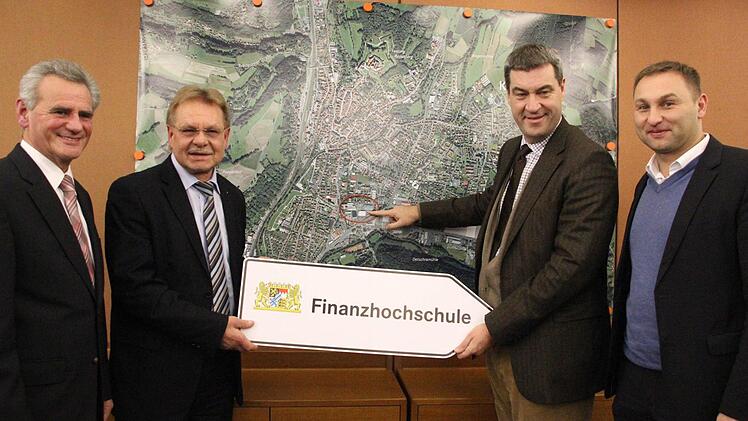 Finanzminister Markus Söder (2. v.r.) hatte das Hinweisschild für die Finanzhochschule in Kronach schon mitgebracht. Die soll dort entstehen, wo die rot umrandete Ellipse auf dem Stadtplan ist. Strahlende Gesichter gab es bei (von links): Landrat Oswald Marr, Bürgermeister Wolfgang Beiergrößlein und MdL Jürgen Baumgärtner.  Fotos: Friedwald Schedel