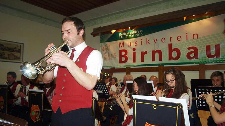 Bei "We are the world" spielt auch Dirigent Michael Deuerling auf seiner Trompete mit.