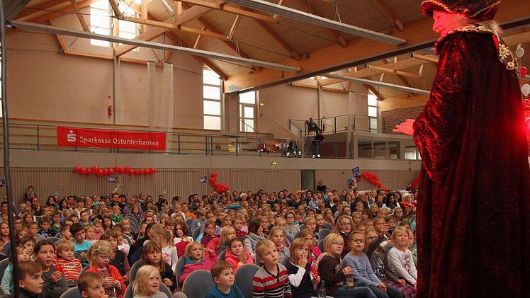 Die "Wunschhändlerin" bot auch den Kindern ihre Dienste an