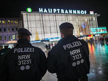 Nach den Übergriffen auf Frauen in der Silvesternacht verstärkte die Polizei die Präsenz am Kölner Hauptbahnhof und vor dem Dom. Foto: Maja Hitij/dpa