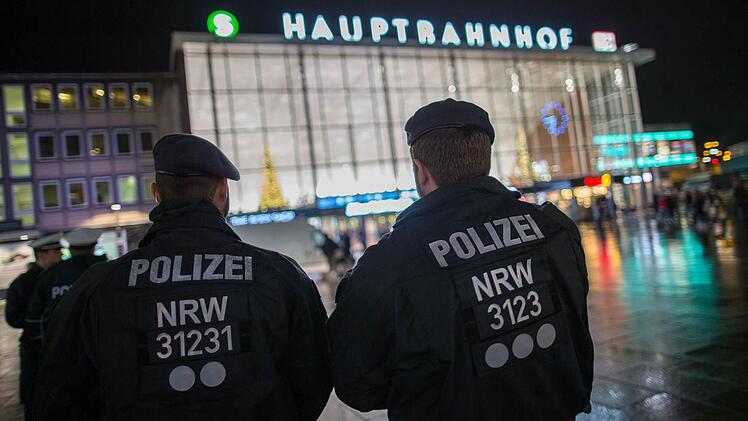 Nach den Übergriffen auf Frauen in der Silvesternacht verstärkte die Polizei die Präsenz am Kölner Hauptbahnhof und vor dem Dom. Foto: Maja Hitij/dpa