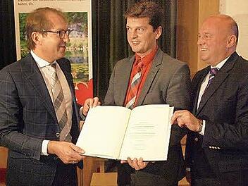 Übergabe der Urkunde mit dem Förderbescheid (von links): Alexander Dobrindt, Stefan Frühbeißer und Hartmut Koschyk  Foto: Thomas Weichert