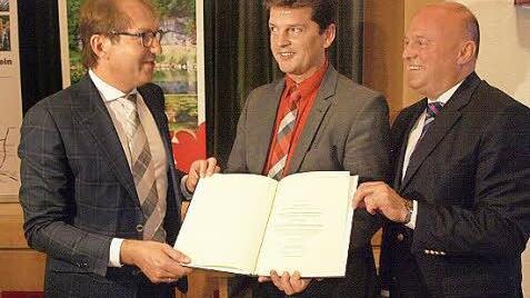 Übergabe der Urkunde mit dem Förderbescheid (von links): Alexander Dobrindt, Stefan Frühbeißer und Hartmut Koschyk  Foto: Thomas Weichert