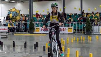 Teilnehmerin Marie Muth fährt beim Radturnier in Münster durch den sogenannten Achter Foto: Heinrich Muthr