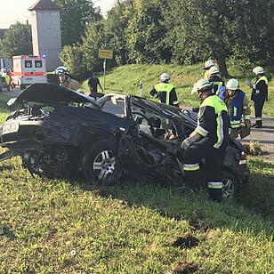 Schmerldorf: 20-Jähriger bei Unfall aus Auto geschleudert und schwerst verletzt