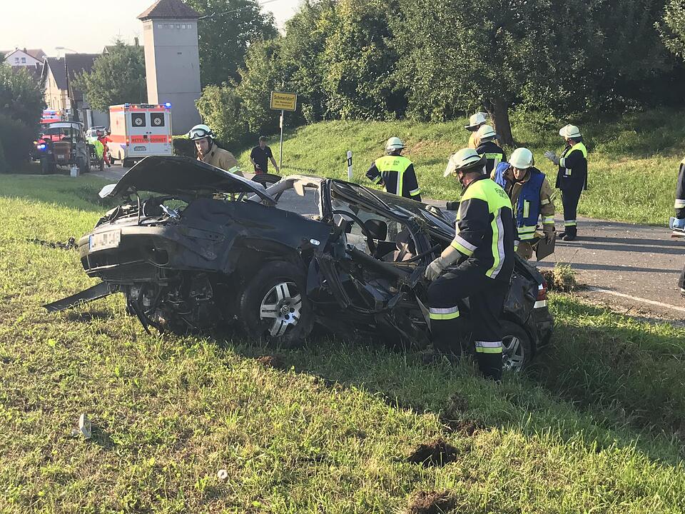 Schmerldorf: 20-Jähriger bei Unfall aus Auto geschleudert und schwerst verletzt