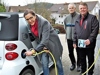 AELF-Mitarbeiterin Theresia Dietz nutzte für ihr Auto die von Behördenleiter Klaus Klingert (Mitte) und Verwaltungsleiter Alexander Grom in Betrieb genommene Ladestation. Sigismund von Dobschütz