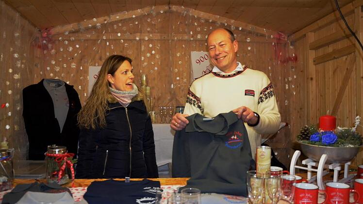 Beim Weihnachtsmarkt machte Buttenheims B&uuml;rgermeister Michael Karmann schon eifrig Werbung f&uuml;r die 900-Jahr-Feier im n&auml;chsten Jahr.  Foto: Andrea Sp&ouml;rlein