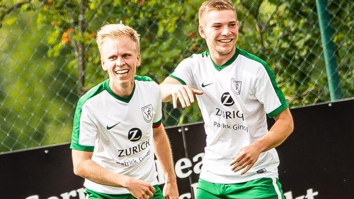 Viel Grund zur Freude hatten die Katschenreuther um den 1:0-Torschützen Marc Dippold (links).