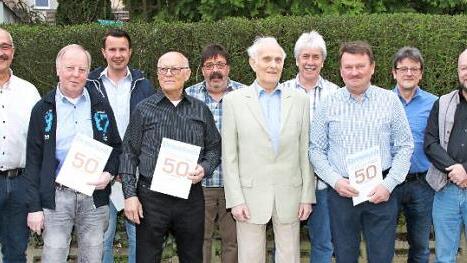 Die Deutsche Polizeigewerkschaft ehrte treue Mitglieder (von links): Lothar Kandzora, Matthias Schikora, G&uuml;nter Heublein, Alexander Langbein, Hans Hartung, Udo Pechauf, Hans Lischke, Gerd Rose, Helmut Scheler, Wolfhard B&auml;r, Volker Weigand, J&uuml;rgen K&ouml;hnlein.  Foto: Desombre