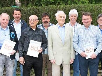 Die Deutsche Polizeigewerkschaft ehrte treue Mitglieder (von links): Lothar Kandzora, Matthias Schikora, Günter Heublein, Alexander Langbein, Hans Hartung, Udo Pechauf, Hans Lischke, Gerd Rose, Helmut Scheler, Wolfhard Bär, Volker Weigand, Jürgen Köhnlein.  Foto: Desombre