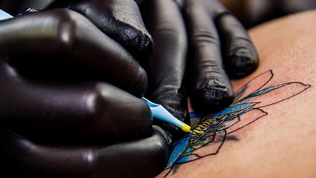 Wie gefährlich sind Tattoos?