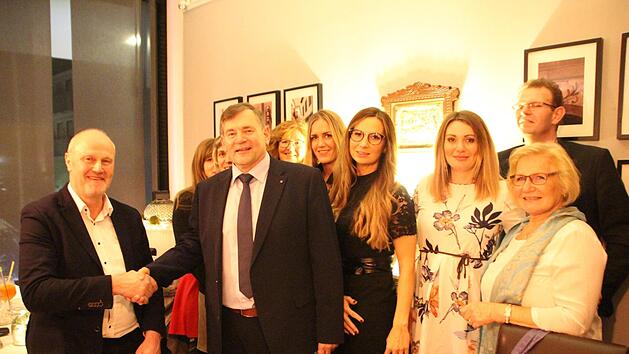 B&uuml;rgermeister Gerald Brehm (links) bedankte sich f&uuml;r die langj&auml;hrige Zusammenarbeit bei seinem K&auml;mmerer Georg S&uuml;&szlig;. Beim Weihnachtsessen des Stadtrats im Restaurant "Bei Dimi" nahm auch das gesamte Team der K&auml;mmerei Abschied von seinem Chef.  Foto: Andreas Dorsch