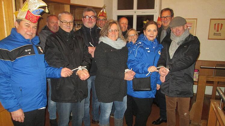 Sie hatten sie gefangen, mit Stricken und Luftschlangen. Bürgermeister und Gemeinderat mussten abdanken und wurden in Fesseln gelegt.