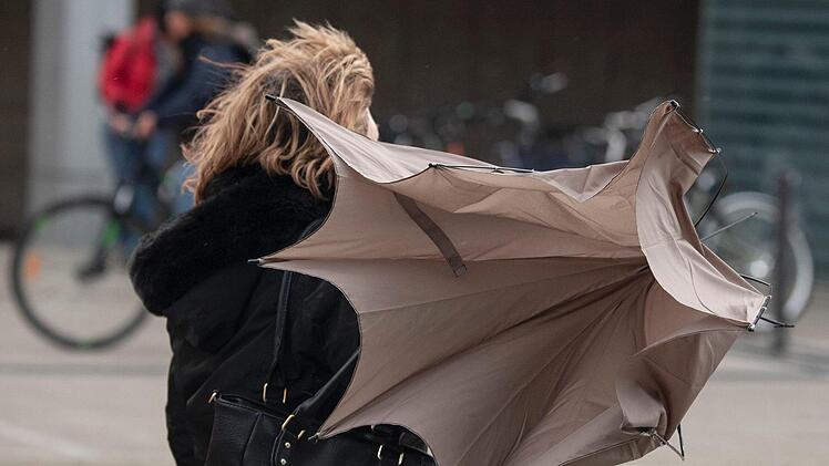 Das Sturmtief "Sabine" fegt mit teils sehr hohen Windgeschwindigkeiten über Deutschland. Foto: Boris Roessler/dpa