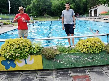 Über die Eröffnung der Freibad-Saison freuen sich (von links) Bernd Schneider (Schriftführer), Axel Witthauer (Zweiter Vorsitzender), Bürgermeister Jörg Neubauer, im Schwimmbecken Ruth Tölg (Kassiererin) und Astrid Degenbeck (Vorstandsmitglied).  Foto: Karl-Heinz Hofmann