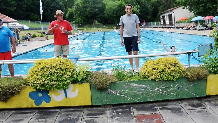 Über die Eröffnung der Freibad-Saison freuen sich (von links) Bernd Schneider (Schriftführer), Axel Witthauer (Zweiter Vorsitzender), Bürgermeister Jörg Neubauer, im Schwimmbecken Ruth Tölg (Kassiererin) und Astrid Degenbeck (Vorstandsmitglied).  Foto: Karl-Heinz Hofmann