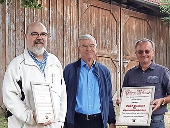 Vorsitzender Rudolf Pfadenhauer (Mitte) zeichnete Hans Blinzler (rechts) und Hans-Gerhard Neuberg aus.