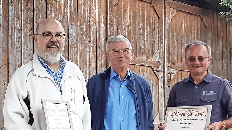 Vorsitzender Rudolf Pfadenhauer (Mitte) zeichnete Hans Blinzler (rechts) und Hans-Gerhard Neuberg aus.