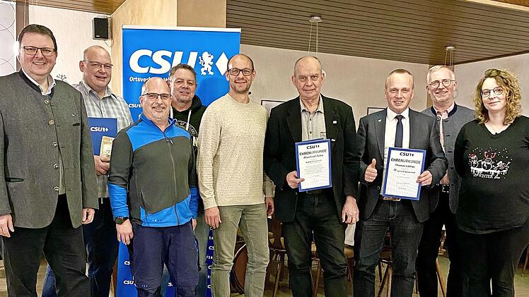 Kreisvorsitzenden Bernd Liebhardt (li.) und die Gemeinderatskandidaten Andres (Franz) Vetter und Dominik Fehn (4. und 5. v. l.) freuten sich mit den Geehrten Ingo Neubauer und Rene G&auml;rtner (2. und 3. v. l.) sowie Manfred Fehn und B&uuml;rgermeister Tho...