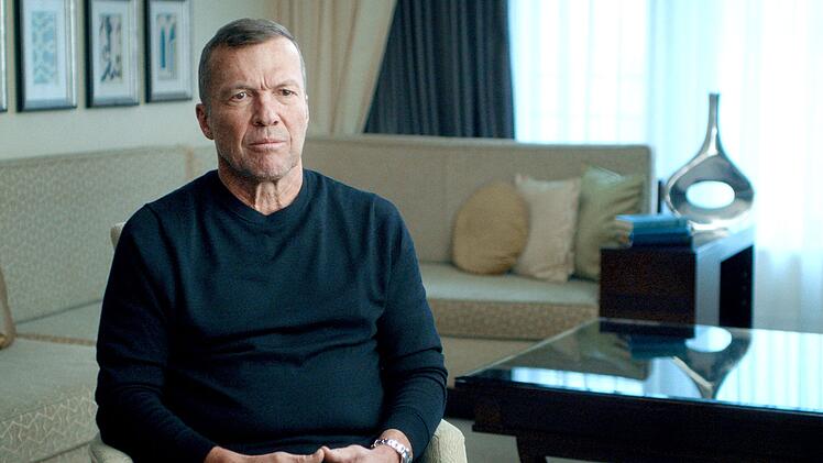 Lothar Matth&auml;us war zum zweiten Mal nach 1990 WM-Kapit&auml;n der deutschen Nationalmannschaft. Er pflegte enge Verbindungen zur Boulevardpresse, was wom&ouml;glich auch dazu beitrug, dass Unruhe im Teamquartier herrschte. 1996 zur erfolgreichen EM nach England nahm Bundestrainer Berti Vogts Matth&auml;us nicht mit.