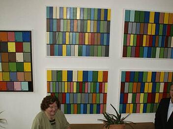 Das Werk "Deutschland" aus dem Gemäldezyklus "Schriftbilder Internationaler Amtssprachen" schenkte Ro Erkens je zur Hälfte Inge Schad und der Stadt Eltmann. Das Werk des Mönchengladbacher Künstlers, der als Kind einige Zeit in Eltmann lebte, hat im Rathaus einen würdigen Platz gefunden. Links im Bild das Farblettern-Alphabet, damit man die Bilder lesen kann. Foto: sw