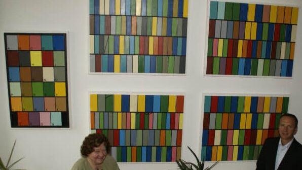 Das Werk "Deutschland" aus dem Gemäldezyklus "Schriftbilder Internationaler Amtssprachen" schenkte Ro Erkens je zur Hälfte Inge Schad und der Stadt Eltmann. Das Werk des Mönchengladbacher Künstlers, der als Kind einige Zeit in Eltmann lebte, hat im Rathaus einen würdigen Platz gefunden. Links im Bild das Farblettern-Alphabet, damit man die Bilder lesen kann. Foto: sw