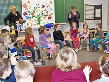 Mit Feuereifer dabei waren die Kinder der beiden Partnerklassen an der Grundschule Haßfurt, als Autorin Wiltrud Thies und Malerin Anke Koch-Röttering mit ihnen die Geschichte von "Fred, der Frosch" mit "Eine Schule für alle" nacherlebten. Gemeinsam gestalteten die Kinder das farbenfrohe Bild an der Tafel im Hintergrund. Foto: Sabine Weinbeer