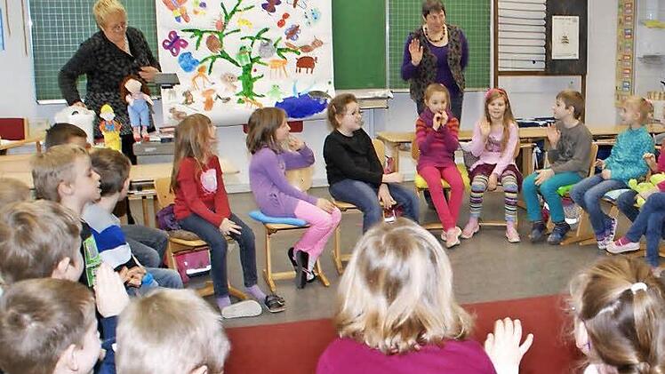 Mit Feuereifer dabei waren die Kinder der beiden Partnerklassen an der Grundschule Haßfurt, als Autorin Wiltrud Thies und Malerin Anke Koch-Röttering mit ihnen die Geschichte von "Fred, der Frosch" mit "Eine Schule für alle" nacherlebten. Gemeinsam gestalteten die Kinder das farbenfrohe Bild an der Tafel im Hintergrund. Foto: Sabine Weinbeer