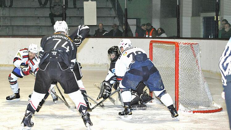 Derbyzeit: Szene aus dem Spiel der Kissinger Wölfe gegen den ESC Haßfurt. Foto: Hopf