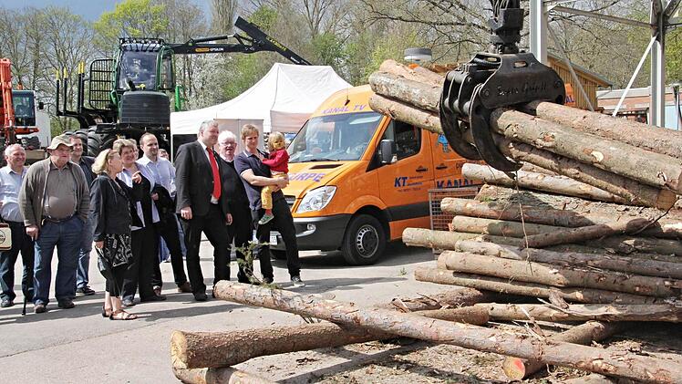 Bürgermeister Jürgen Hennemann (vierter von rechts) sah sich beim Rundgang mit Mitgliedern des Stadtrates und Bauhofleiter Christian Raehse (zweiter von links) die Verarbeitung von Holz zu Hackschnitzeln an. Foto: Helmut Will