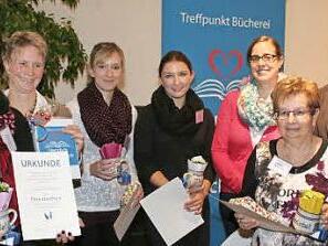 Melanie Dirauf (2.v.l.) zeichnete Büchereileiterin Sabine Mayd (li.) für 25 Jahre ehrenamtliche Arbeit aus. Bürgermeister Johannes Krapp (rechts) würdigte ebenfalls die Arbeit des Büchereiteams mit Angelika Uri, Kathrin Giehl, Maria Ley und Sonja Berberich (von re.).  Foto: Evi Seeger